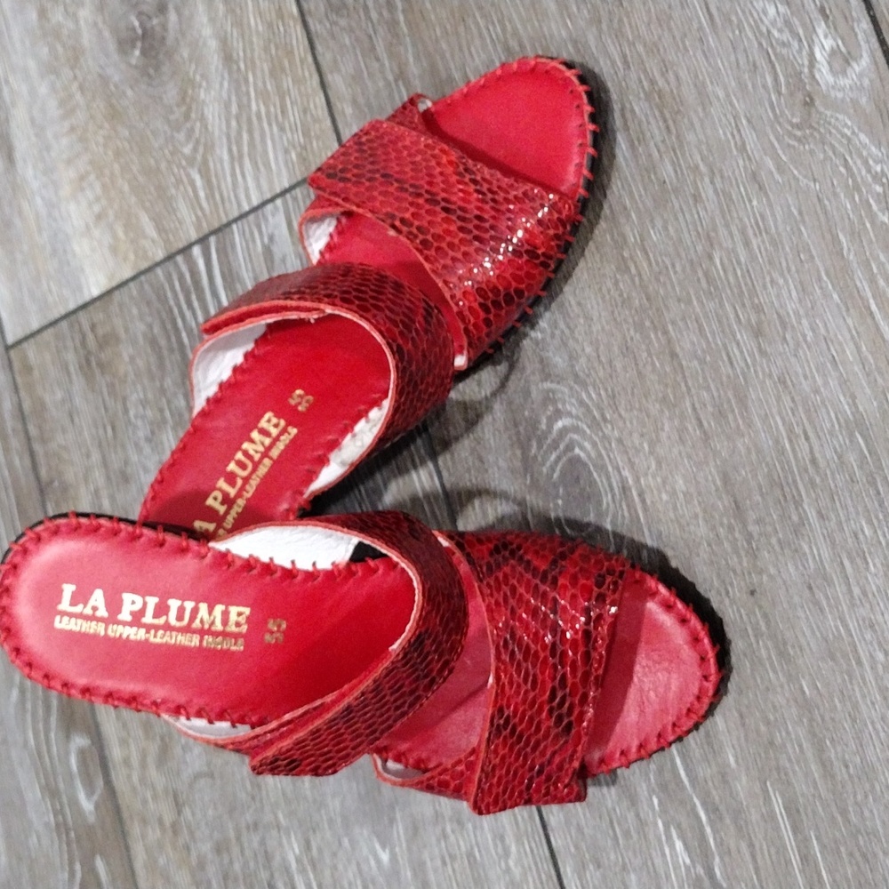 La Plume womens red python look patent leather mules. NWOT. Size 4 - 4.5